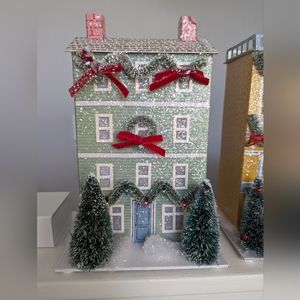 GEORGE & VIV LIGHT-UP HOLIDAY TOWNHOUSE